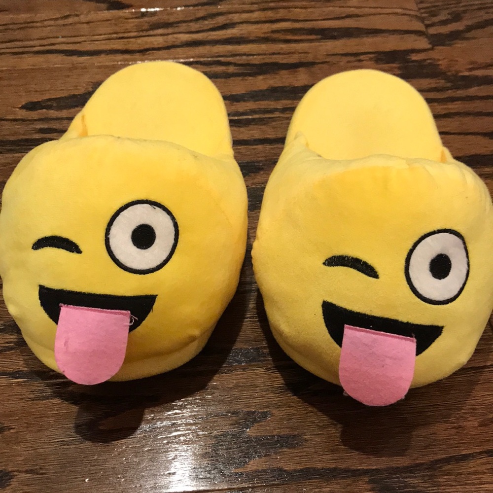 GIRLS EMOJI SLIPPERS